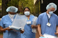 Nhân viên y tế nhận đồ bảo hộ tại bệnh viện Bellevue, New York hôm 20/4. Ảnh: Reuters.