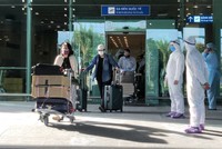 Các hành khách từ Singapore về đến sân bay Cần Thơ chiều 24/4.