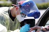 Nhân viên y tế tại một trạm xét nghiệm ở Los Angeles ngày 24/4. Ảnh: Reuters.