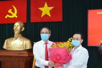 Bí thư Thành ủy TP.HCM Nguyễn Thiện Nhân trao quyết định cho ông Nguyễn Văn Hiếu - Ảnh: https://www.hcmcpv.org.vn.