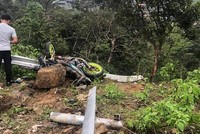 Hiện trường vụ tai nạn giao thông giữa ôtô va chạm xe máy, lao xuống vực làm 4 người tử vong. (Nguồn ảnh: Facebook OTO+).