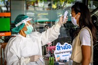 Nhân viên y tế kiểm tra thân nhiệt phòng lây nhiễm COVID-19 tại Bangkok,Thái Lan. (Ảnh: AFP/TTXVN).