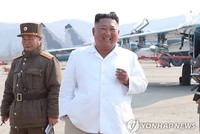 Ông Kim Jong-un trong một buổi thị sát đội máy bay Triều Tiên. Bức ảnh được truyền thông nước này đăng tải hôm 12/4 (Ảnh: Yonhap).