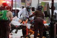 Nhân viên y tế đưa bệnh nhân Covid-19 lên xe cứu thương tại thành phố Boston, bang Massachusetts, Mỹ hôm 27/4. Ảnh: Reuters.