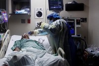 Nhân viên y tế chăm sóc cho một bệnh nhân nhiễm nCoV tại bệnh viện cộng đồng Roseland ở Chicago ngày 22/4. Ảnh: Reuters.