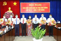 Lãnh đạo tỉnh Bình Dương trao quyết định và chúc mừng các cán bộ được chuẩn y, chỉ định chức vụ mới.