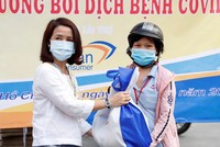 Mỗi công nhân nhận được 1 phần nhu yếu phẩm gồm gạo và mì ăn liền. Trong dịp này, có 10.000 phần quà được trao tặng, tổng trị giá hơn 1 tỷ đồng.