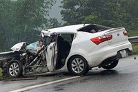 Ôtô 4 chỗ bị hư hỏng nặng, tài xế bị mắc kẹt trong vụ tai nạn liên hoàn trên cao tốc Nội Bài - Lào Cai sáng 1/5. 