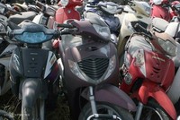 Nhiều xe máy vô thừa nhận để ở các bãi xe ở Hà Nội.