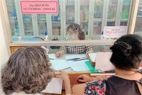 Cán bộ phường 5, quận 3 chi trả hỗ trợ tại phường cho các trường hợp gặp khó khăn do đại dịch COVID-19 theo Nghị quyết 42 của Chính phủ. (Ảnh: TTXVN).