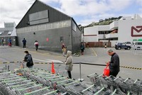 Người dân thực hiện giãn cách xã hội để phòng tránh lây nhiễm COVID-19 khi xếp hàng vào siêu thị tại Wellington, New Zealand ngày 11/4/2020. (Ảnh: THX/ TTXVN).