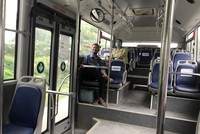 Xe buýt Hà Nội vắng khách sau khi được hoạt động trở lại từ ngày 23/4.
