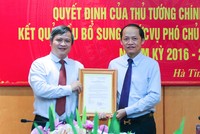 Chủ tịch UBND tỉnh Hà Tĩnh Trần Tiến Hưng trao quyết định và chúc mừng tân Phó Chủ tịch UBND tỉnh Nguyễn Hồng Lĩnh.
