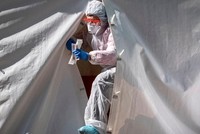 Nhân viên y tế bước ra từ một lều xét nghiệm nCoV ở thủ đô Moskva, Nga, ngày 2/5. Ảnh: Reuters.