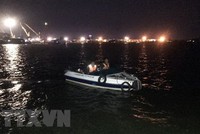 Trong đêm 3/5, Bộ đội Biên phòng Thành phố Hồ Chí Minh khẩn trương triển khai tìm kiếm, cứu hộ nạn nhân mất tích. (Ảnh: TTXVN phát).