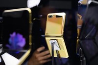 Galaxy Z Flip phiên bản màu vàng. (Nguồn: YouTube).