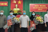 Lãnh đạo tỉnh Kon Tum trao quyết định  và chúc mừng các cán bộ được chỉ định làm Ủy viên Ban Chấp hành Đảng bộ tỉnh.