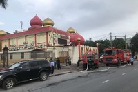 Lực lượng phòng cháy chữa cháy có mặt kịp thời để dập tắt đám cháy. (Ảnh: Mạnh Tú/TTXVN).