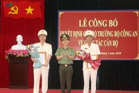 Trung tướng Nguyễn Văn Sơn - Thứ trưởng Bộ Công an tặng hoa chúc mừng Đại tá Phan Công Bình- Giám đốc Công an Quảng Ngãi và Đại tá Nguyễn Thanh Trang- Cục trưởng Cục Xây dựng phong trào toàn dân bảo vệ An ninh Tổ quốc (Bộ Công an).