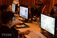 Người dân chơi trò chơi điện tử tại Thượng Hải, Trung Quốc. (Ảnh: AFP/TTXVN).