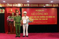 Thứ trưởng Nguyễn Duy Ngọc trao quyết định điều động và chúc mừng Đại tá Nguyễn Thanh Trang.