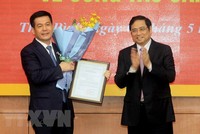 Trưởng Ban Tổ chức Trung ương Phạm Minh Chính trao quyết định cho ông Nguyễn Hồng Diên. (Ảnh: TTXVN).