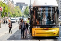 Người dân đeo khẩu trang phòng lây nhiễm COVID-19 tại Berlin, Đức ngày 27/4/2020. (Nguồn: THX/TTXVN).