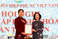Bà Trương Thị Mai trao quyết định điều động bà Hà Thị Nga (Ảnh: Cổng TTĐT TƯ Hội LHPN Việt Nam).