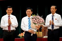 Lãnh đạo HĐND - UBND tỉnh Bà Rịa - Vũng Tàu chúc mừng ông Lê Ngọc Khánh (giữa).