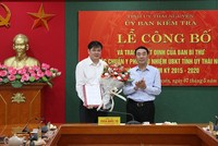 Bí thư Tỉnh ủy Thái Nguyên Trần Quốc Tỏ trao quyết định cho ông Phan Thanh Hà (Ảnh: thainguyen.gov.vn).