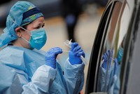 Y tá tại một điểm xét nghiệm lưu động ở New York, Mỹ, hôm 7/5. Ảnh: Reuters.