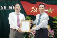 Ông Nguyễn Khắc Định - Bí thư Tỉnh ủy Khánh Hòa trao quyết định cho ông Hà Quốc Trị.