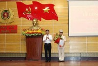 Phó Bí thư Thường trực Tỉnh ủy Quảng Bình tặng hoa chúc mừng Thượng tá Trần Quang Hiếu – Phó Giám đốc Công an tỉnh Quảng Bình.