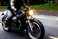 Việc bật đèn xe máy vào ban ngày được cho  là sẽ giúp người lái ô tô nhận biết. (ảnh: Dân Việt).