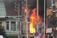 Ngọn lửa đỏ rực, bao trùm căn hộ xảy ra hoả hoạn. 