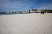 Một bãi biển vắng khách du lịch do dịch COVID-19 tại Calvia, Tây Ban Nha ngày 12/4/2020. (Nguồn: AFP/TTXVN).