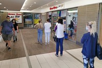 Người dân thực hiện giãn cách xã hội phòng lây nhiễm COVID-19 khi xếp hàng bên ngoài một cửa hàng ở Johannesburg, Nam Phi ngày 2/5/2020. (Ảnh: THX/TTXVN).