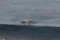 Hình ảnh con cá mập vẫn lượn lờ xung quanh khi 2 người đang chèo vào bờ.