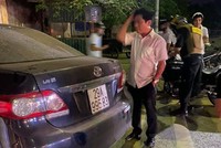 Lực lượng chức năng có mặt thì người đàn ông này mới chịu xuống xe.