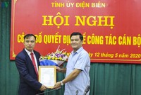 Ông Lò Văn Muôn, Phó Bí thư Thường trực Tỉnh ủy Điện Biên trao quyết định điều động, chỉ định giữ chức vụ Bí thư Huyện ủy Mường Nhé cho ông Nguyễn Quang Hưng.