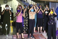 Người dân vỗ tay khi các chốt kiểm soát dịch bệnh được dỡ bỏ lúc 0h ngày 14/5.