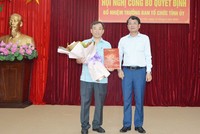 Ông Phạm Toàn Thắng (trái) nhận quyết định bổ nhiệm.