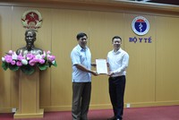 Thứ trưởng Đỗ Xuân Tuyên, Bí thư Đảng ủy Bộ Y tế trao Quyết định bổ nhiệm Chánh Văn phòng Đảng ủy Bộ Y tế cho đồng chí Lê Thanh Dũng. Ảnh: VGP.