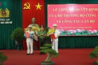 Đại tá Nguyễn Quốc Đoàn, Giám đốc Công an tỉnh Thừa Thiên Huế thừa ủy quyền Bộ trưởng Bộ Công an trao Quyết định.