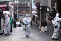 Các nhân viên y tế Hàn Quốc khử trùng khu vực Itaewon. (Nguồn: WTD).