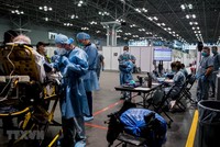 Lực lượng quân nhân Mỹ làm việc tại một trạm y tế ở New York. (Ảnh: AFP/TTXVN).