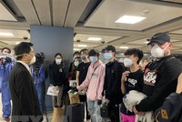 Đại sứ Việt Nam tại Mỹ Hà Kim Ngọc hỏi thăm, dặn dò du học sinh chuẩn bị về nước. (Ảnh: Đặng Huyền/TTXVN).