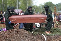 Người chết vì Covid-19 được an táng ở ngoại ô Moskva, Nga, hôm 15/5. Ảnh: Reuters.