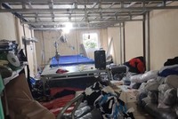 Bên trong cơ sở sản xuất hàng hiệu "nhái". (Ảnh: Công an thành phố Hà Nội).