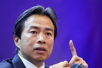 Ông Du Wei trong một cuộc họp báo ở Kiev, Ukraine tháng 8 năm ngoái (Ảnh: Reuters).